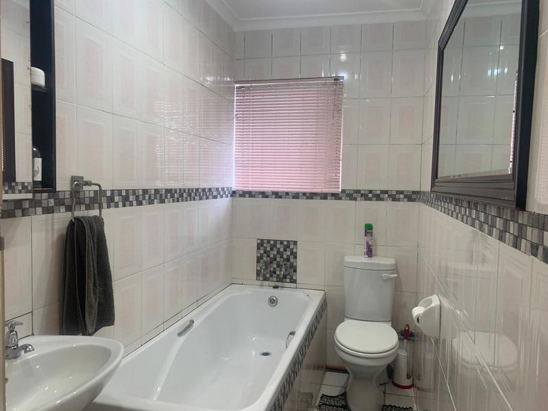 3 Bedroom Property for Sale in Lentegeur Western Cape